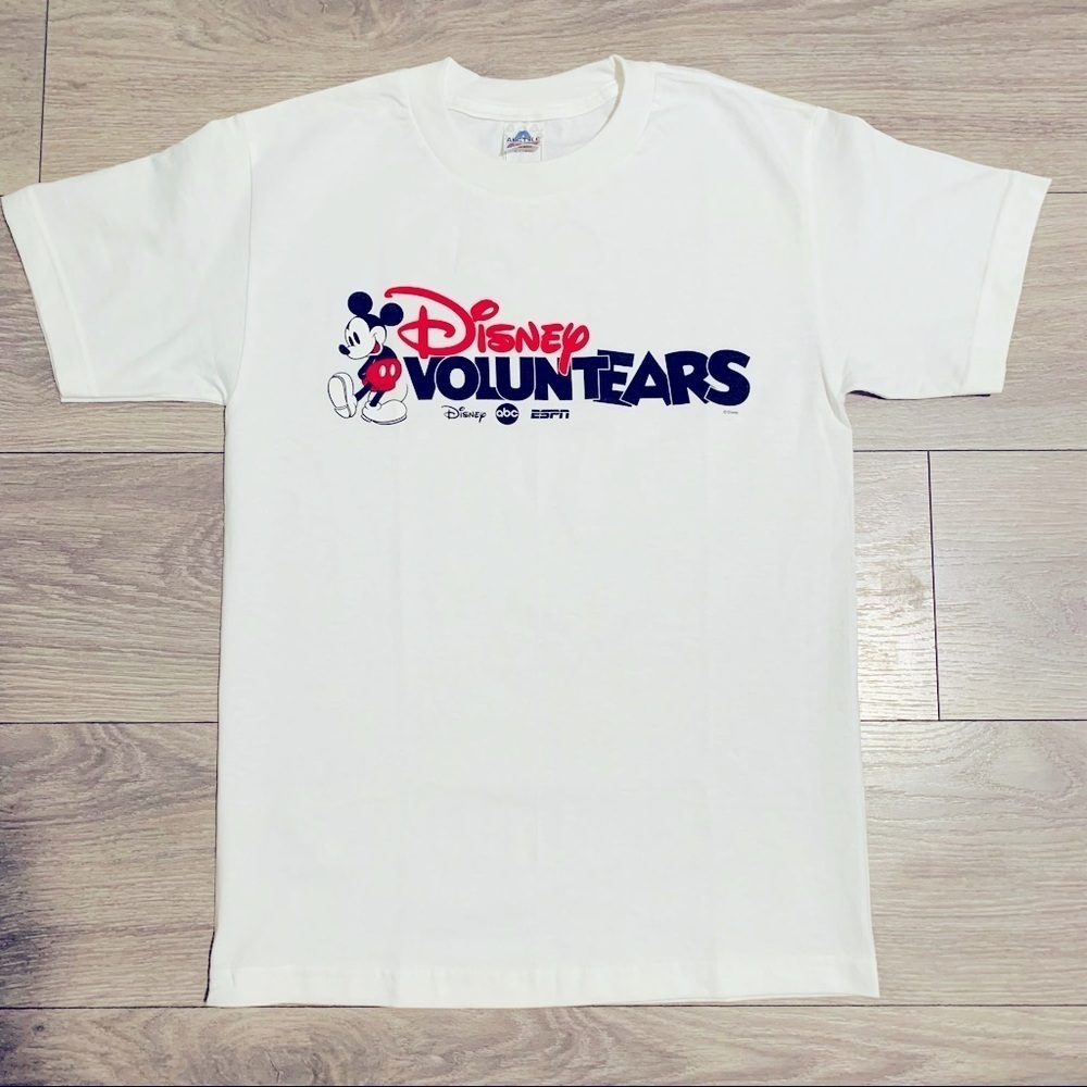 Disney Voluntears Mickey Mouse White T-Shirt‎ Size Medium